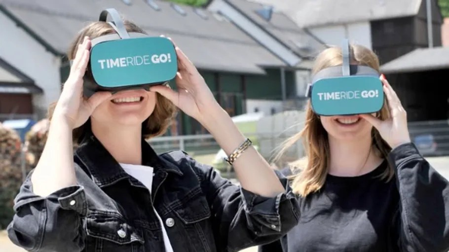 Zwei Personen nutzen VR-Headsets im Freien.