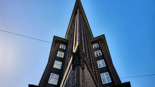 Spitzwinkliges Gebäude vor klarem blauen Himmel.