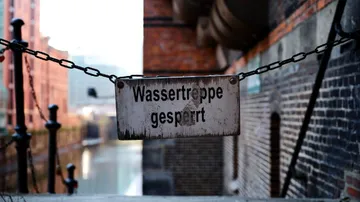 Schild mit 'Wassertreppe gesperrt' am Zaun.