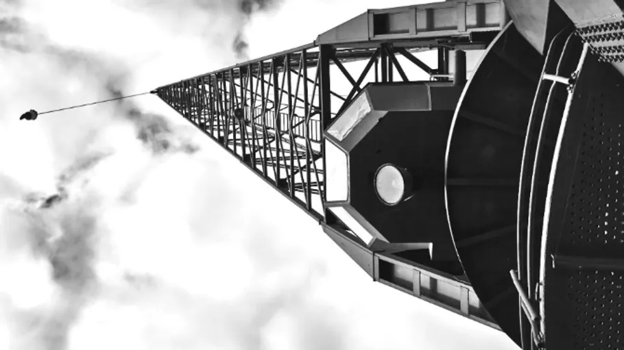 Hohe Metallstruktur ragt in den Himmel.