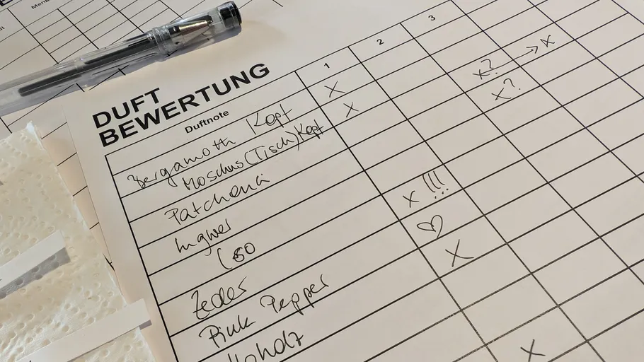 Duftbewertungsbogen mit Notizen und Stift.