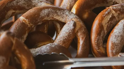 Brezeln gestapelt mit Metallzange.