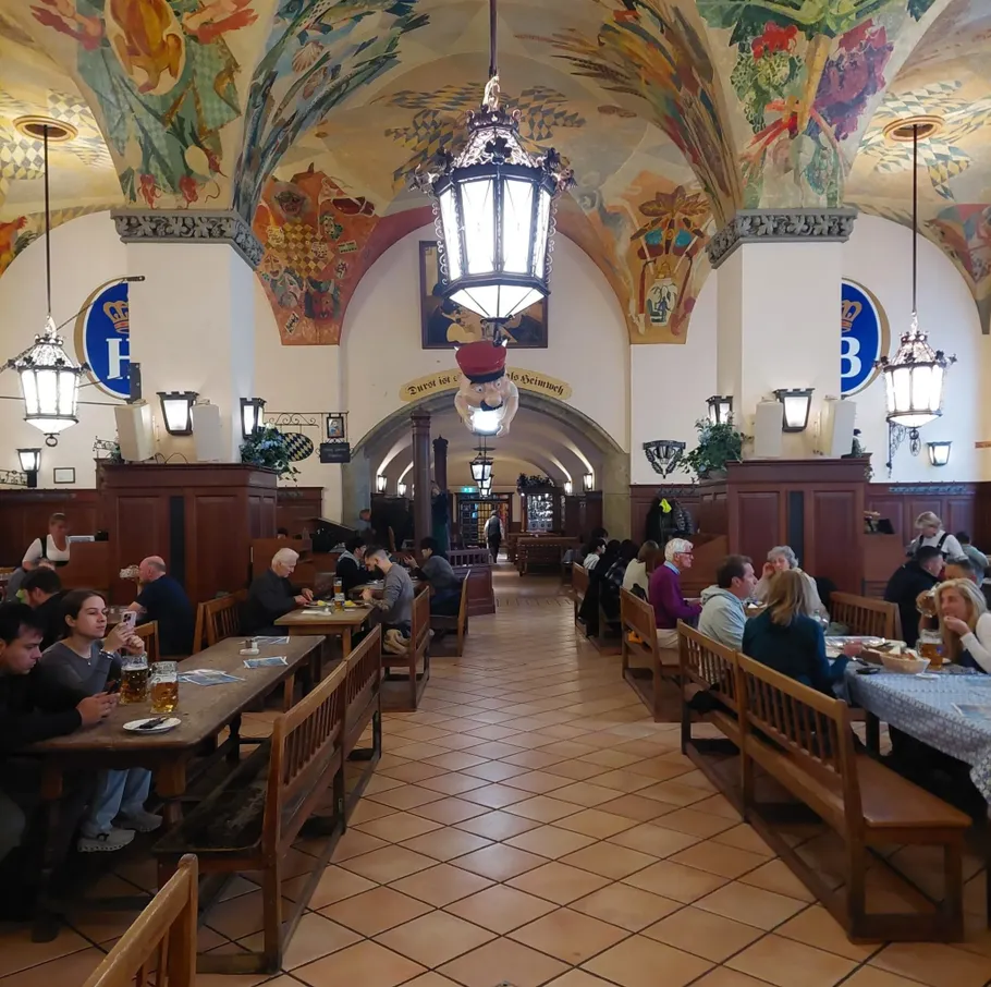 Menschen essen in einer dekorierten Bierhalle.