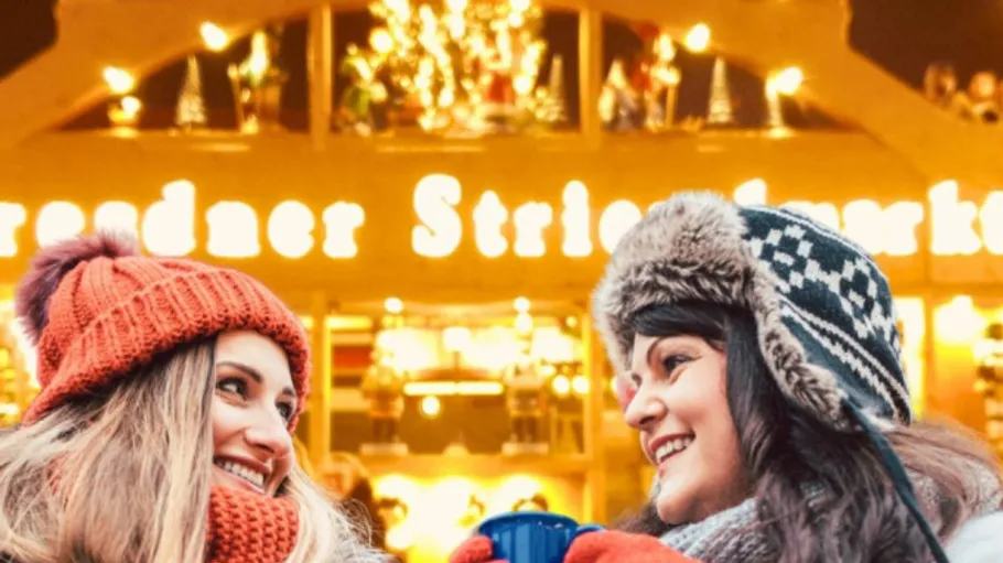 Zwei Frauen lächeln auf Wintermarkt.