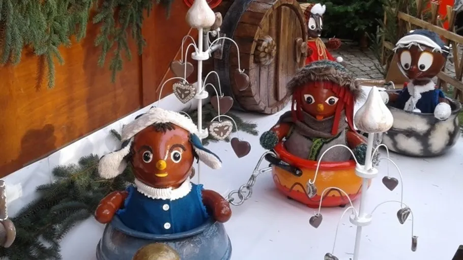 Bunte Figuren in Winterkleidung ausgestellt.