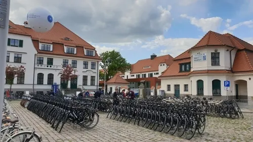 Reihen von Fahrrädern auf Kopfsteinpflaster.