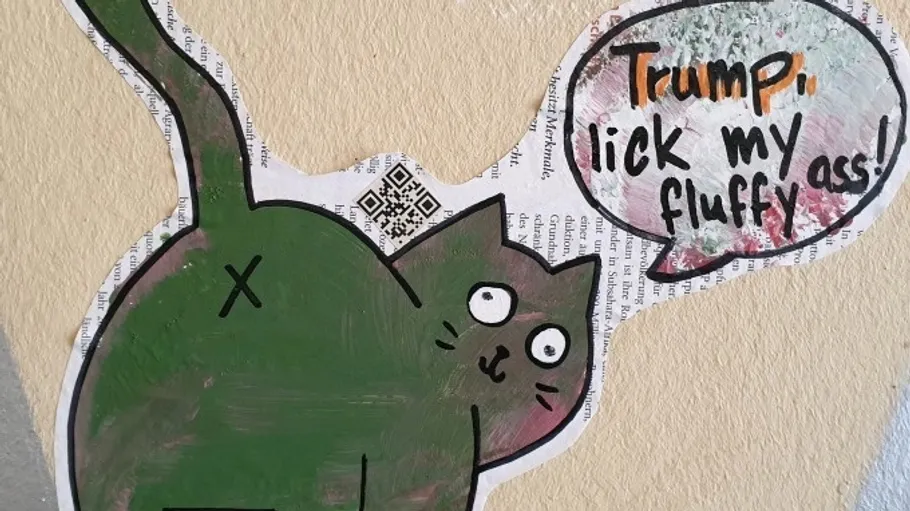 Cartoon-Katze mit Sprechblase an Wand.
