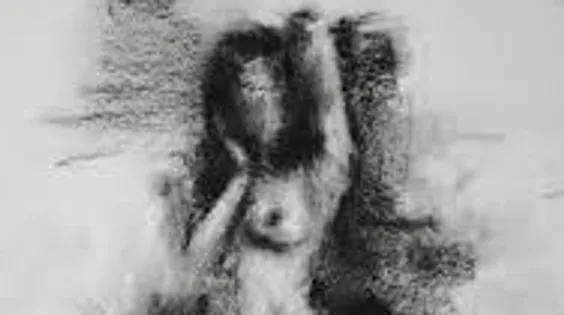 Verschwommene abstrakte Figur mit erhobenen Armen.
