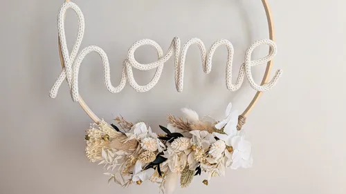 Kranz mit "home" und Trockenblumen.