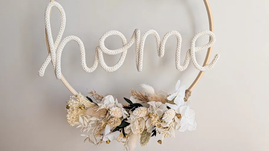 Kranz mit "home" und Trockenblumen.