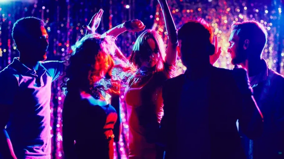 Personen tanzen auf einer lebhaften Party.