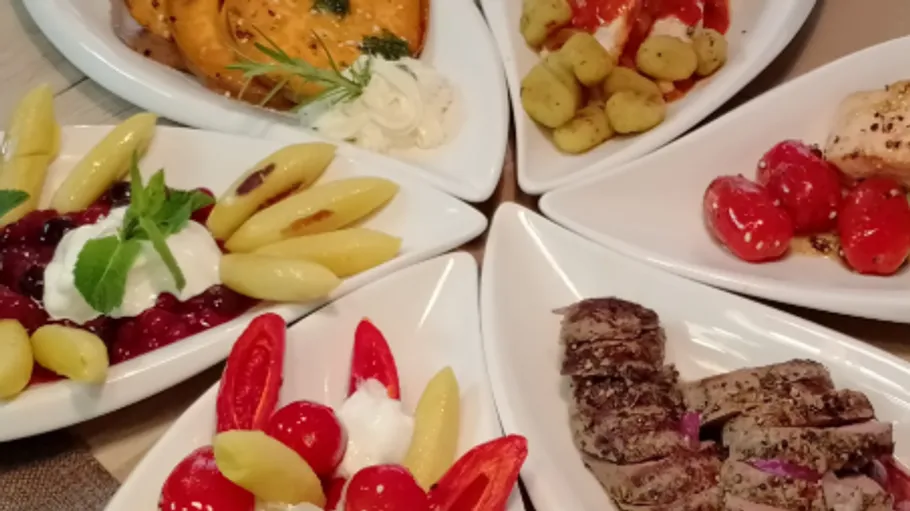 Verschiedene Gerichte mit Fleisch und Gemüse.