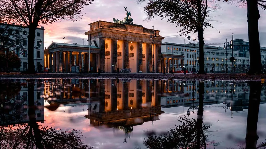 Brandenburger Tor Spiegelung bei Dämmerung in Berlin.
