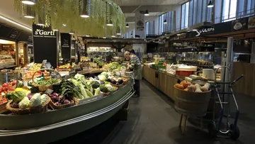 Innenmarkt mit frischem Gemüse im Angebot.