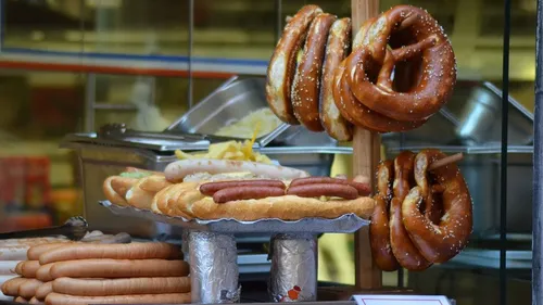 Brezeln und Würste in einem Schaufenster ausgestellt.