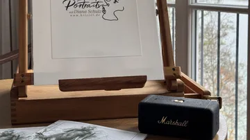 Kunststaffelei mit Skizze, Marshall-Lautsprecher daneben.