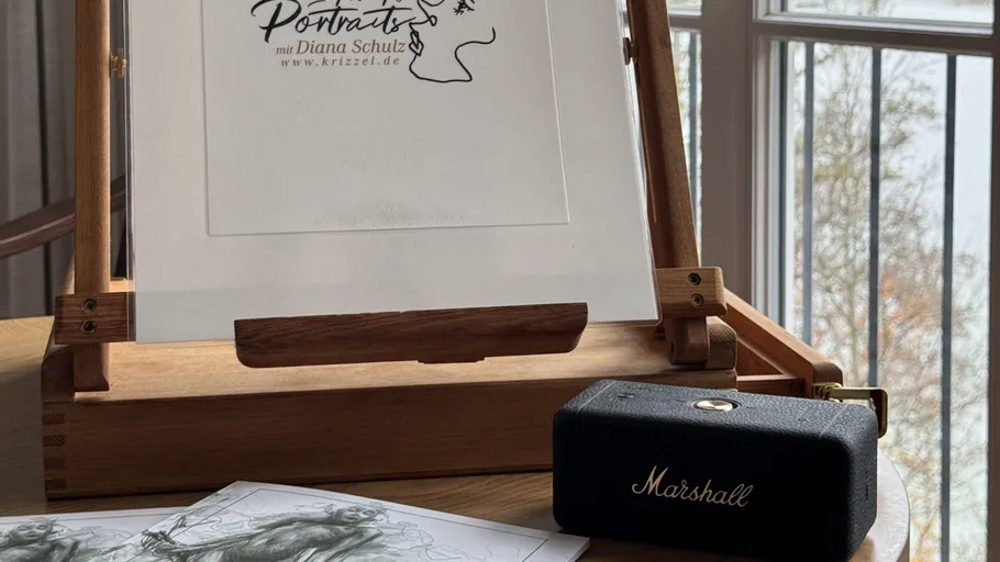 Kunststaffelei mit Skizze, Marshall-Lautsprecher daneben.