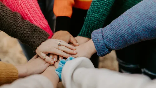 Hände im Teamwork-Geste im Freien gestapelt.
