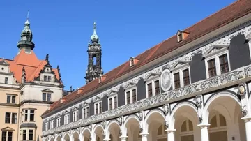 Verziertes Gebäude mit Bögen unter blauem Himmel.