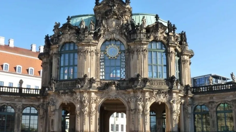 Barockpalast mit kunstvoller Architektur, klarer Himmel.