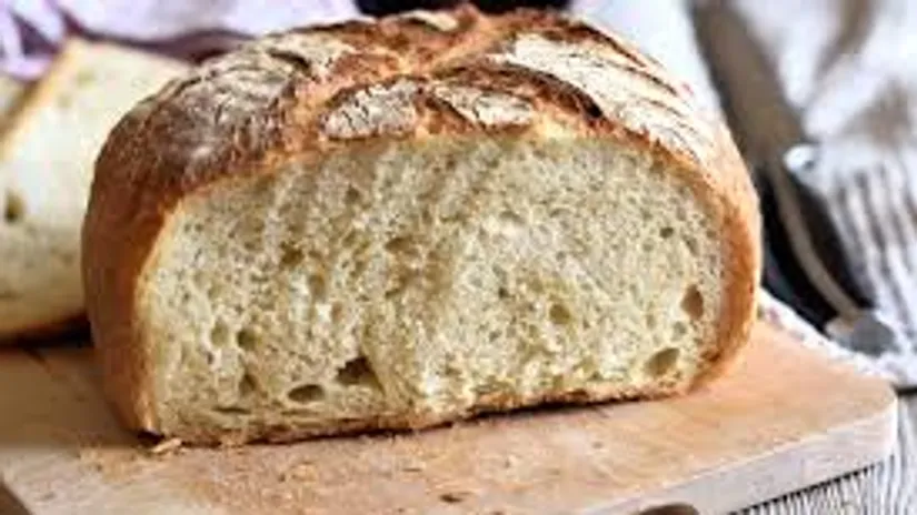Frisches Laib Brot auf einem Holzbrett.