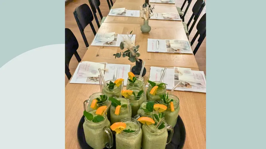 Grüne Smoothies auf Tisch mit Papieren.