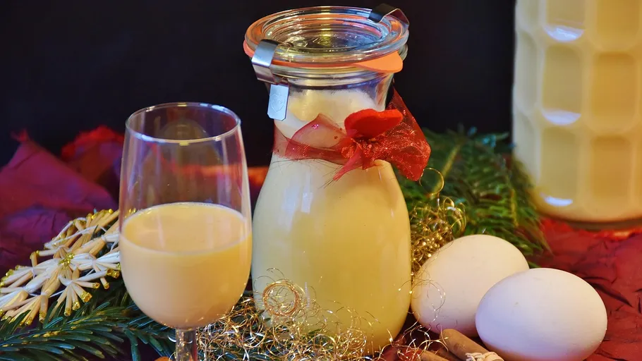 Eierlikör und Eier auf festlichem Tisch.