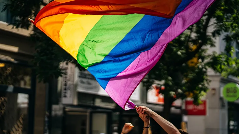 Regenbogenflagge auf einer Stadtstraße geschwenkt.