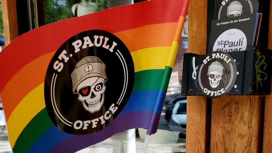 Regenbogenflagge mit St. Pauli Logo im Laden.