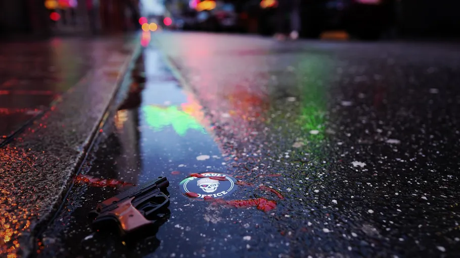 Pistole und Aufkleber auf nasser Straße bei Nacht.
