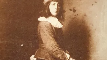 Person in historischem Kostüm mit Rüschenkragen.