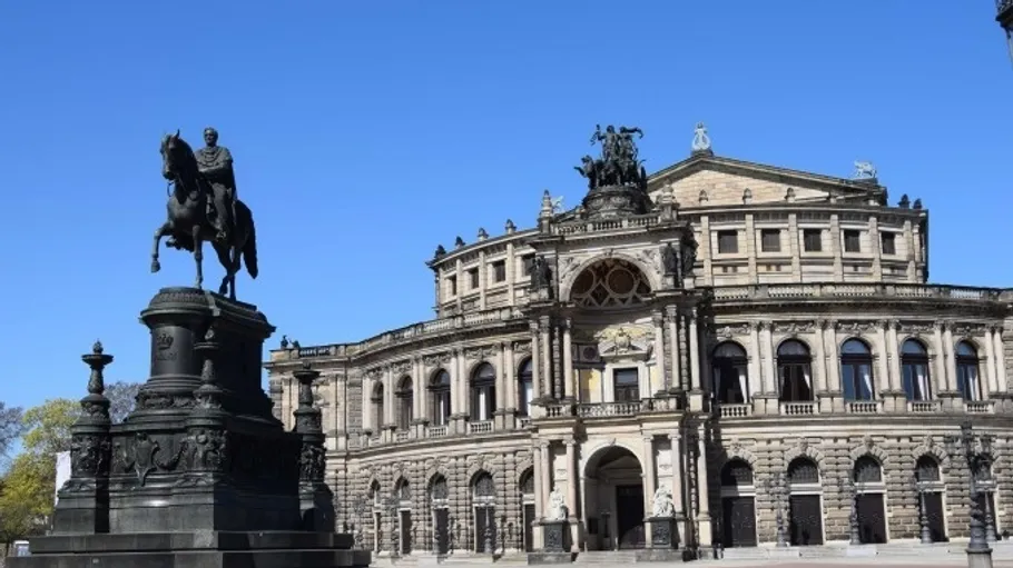 Reiterstatue und prunkvolles historisches Gebäude.