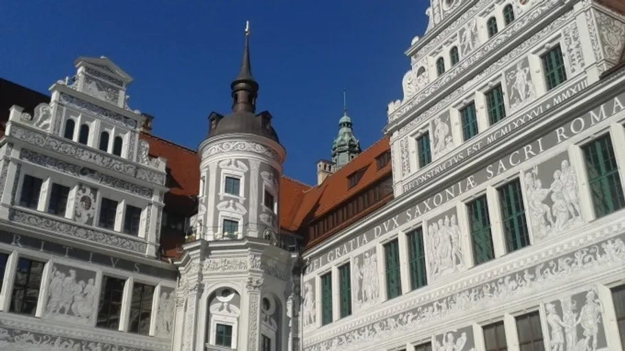 Verzierte Gebäudefassade mit aufwändigen Skulpturen.