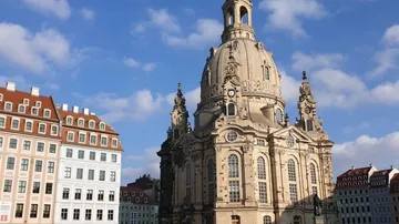 Große historische Kirche mit Kuppeldach.