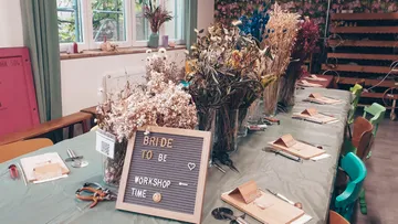 Basteltisch für Braut-Workshop vorbereitet.