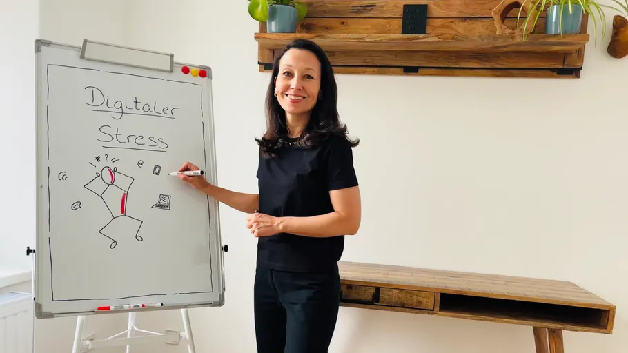 Frau präsentiert über digitalen Stress im Büro.