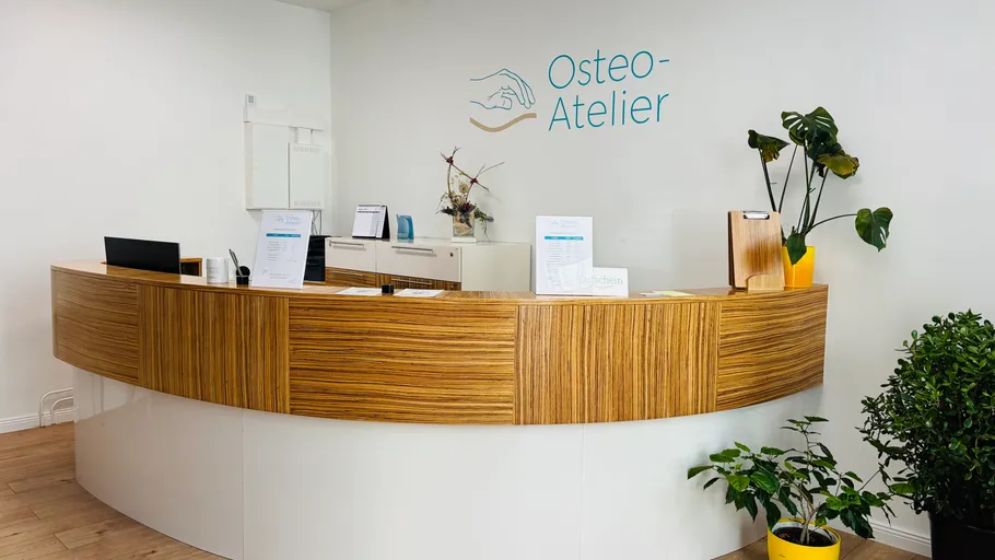 Empfangstisch in Osteopathie-Praxis mit Pflanzen.