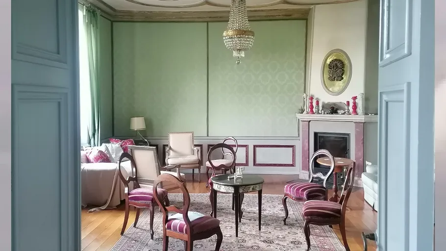 Elegant living room with vintage furniture.