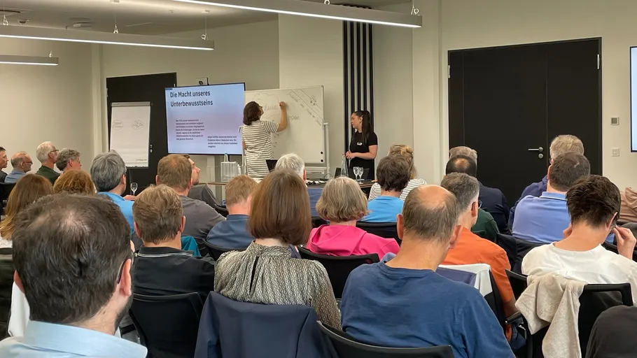 Redner präsentiert vor Publikum bei einem Seminar.
