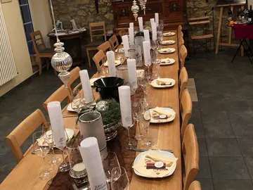 Langer Tisch, liebevoll gedeckt für ein festliches Essen.