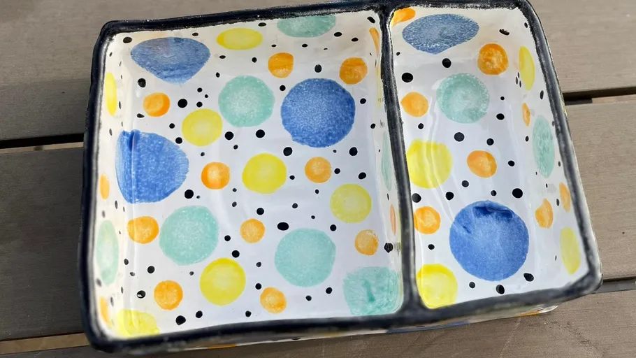 Keramikschale mit buntem Punktmuster.