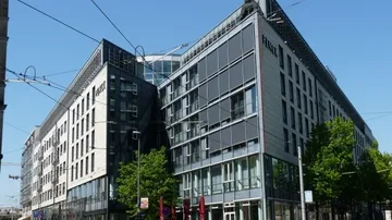 Modernes Bürogebäude unter klarem blauen Himmel.
