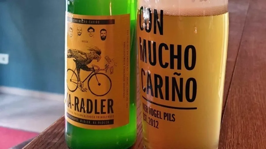 Flasche und Glas auf Holztisch.