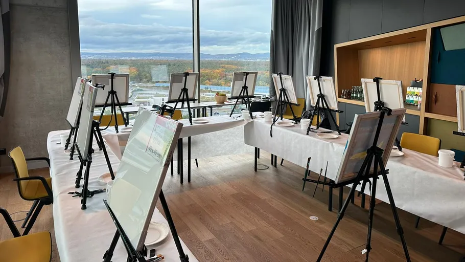 Leere Staffeleien im Studio mit Fensterblick.