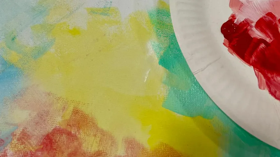 Buntes abstraktes Gemälde mit Pappteller.