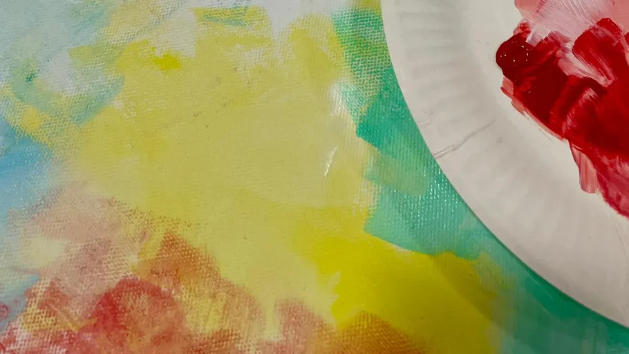 Farbe auf Leinwand mit Pappteller-Palette.