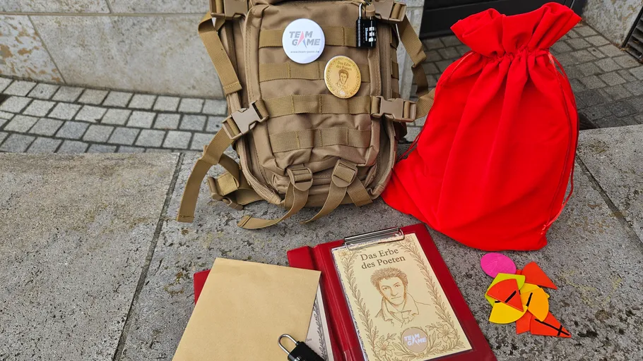 Rucksack und Gegenstände auf Steinoberfläche im Freien.