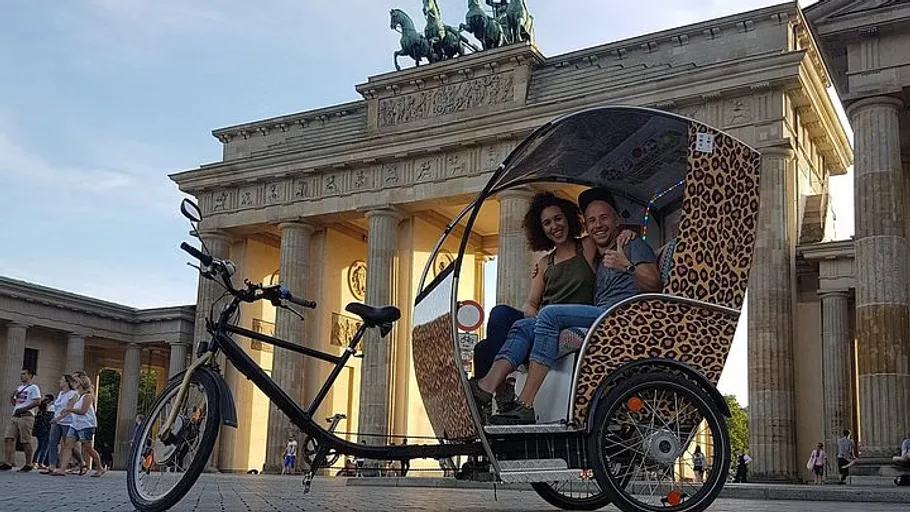 Paar in Rikscha am Brandenburger Tor.
