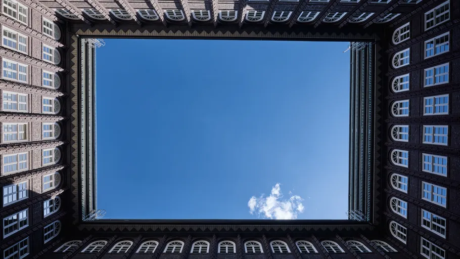 Gebäude-Innenhof mit Blick auf blauen Himmel.