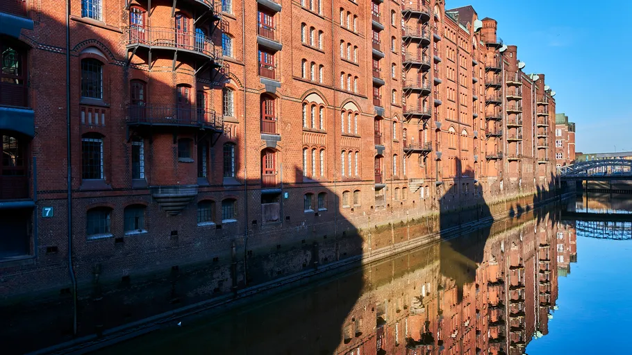 Backsteingebäude spiegeln sich im Kanal.